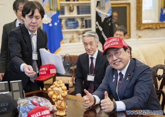 粤有钱 日本贸易谈判代表头戴“MAGA”帽竖起大拇指